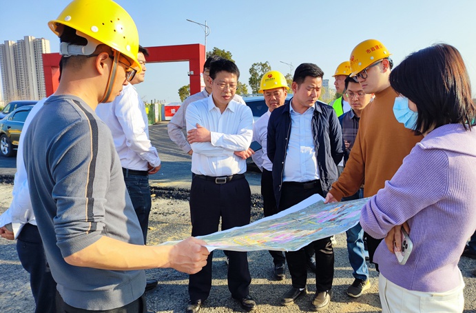 市政公用集團(tuán)劉順保到朱橋東路項(xiàng)目、昌東三路項(xiàng)目、秦坊安置房項(xiàng)目調(diào)研